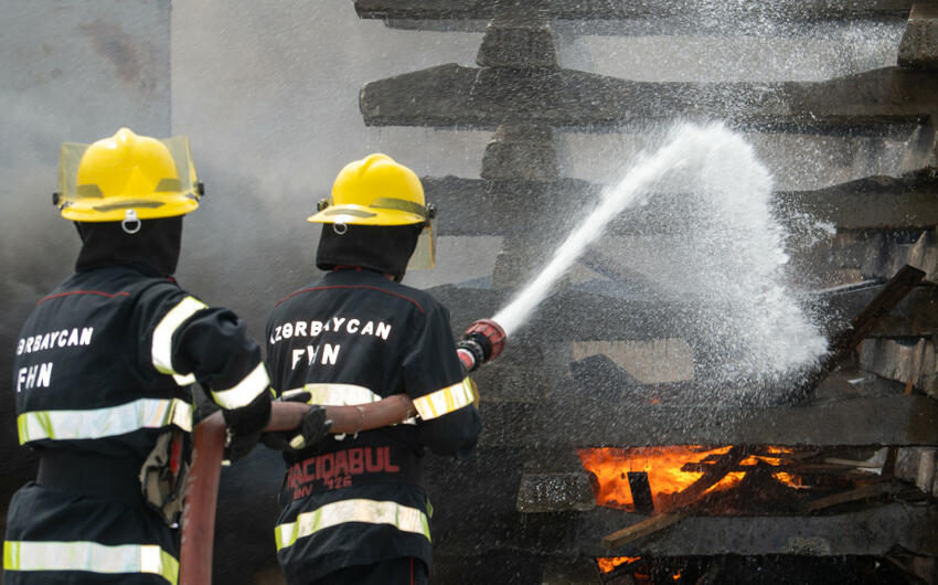 В Сальяне машина врезалась в объект и загорелась