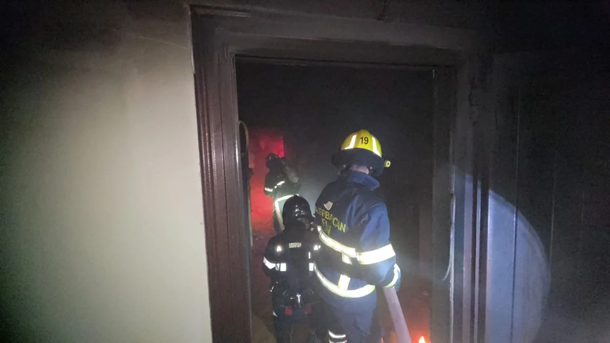 В Баку произошел пожар в жилом здании, 8 человек эвакуированы