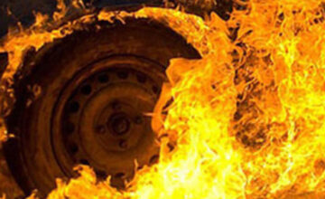 В Баку загорелся автомобиль