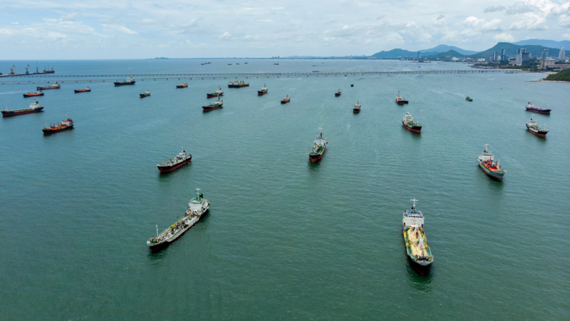 Более 350 танкеров ожидают разрешения от Ирана в Ормузском проливе