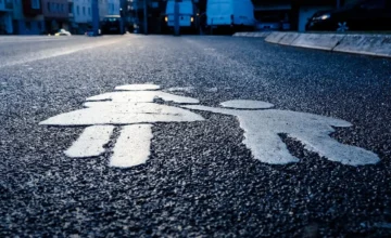 В Сумгайыте автомобиль сбил мать и несовершеннолетнюю дочь