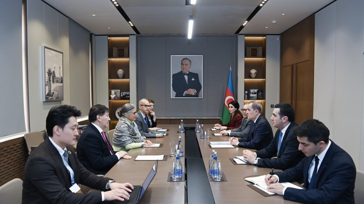 Джейхун Байрамов встретился с исполнительным директором Программы ООН по населенным пунктам