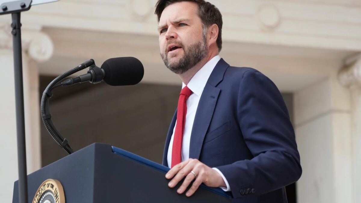 Вэнс выступил против операции США в Иране