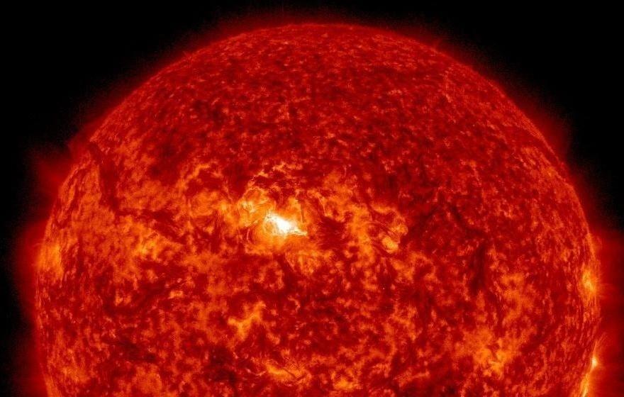 На Солнце произошла мощная вспышка