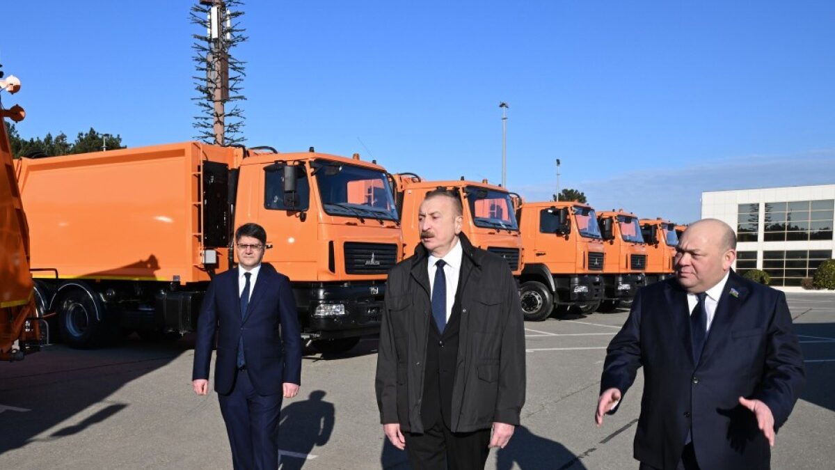 Президент Ильхам Алиев ознакомился с техникой для вывоза бытовых отходов в Баку