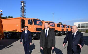 Президент Ильхам Алиев ознакомился с техникой для вывоза бытовых отходов в Баку