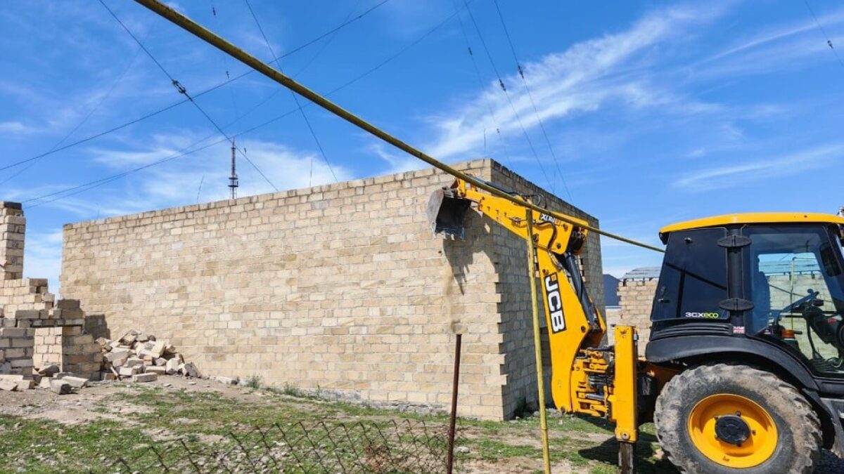 В Гяндже и Гёйгёле снесены незаконные постройки – ВИДЕО