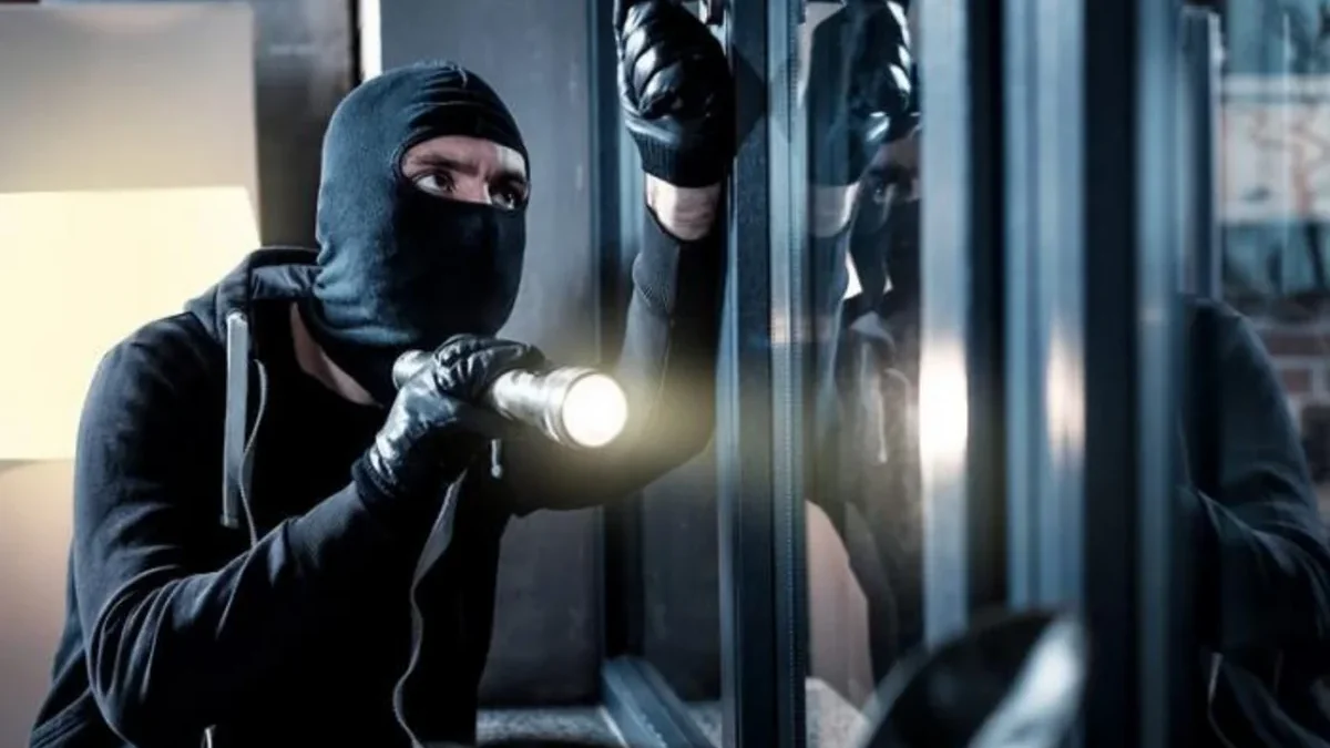 В Баку украден мобильный телефон стоимостью 12000 манатов