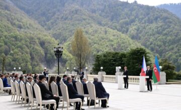 Президент Ильхам Алиев и премьер-министр Чехии Андрей Бабиш выступают с заявлениями для прессы