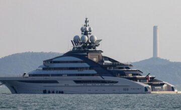 Российская суперъяхта прошла через Ормузский пролив, несмотря на блокаду