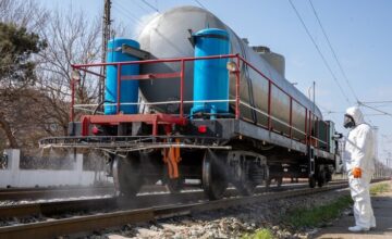 На железнодорожных путях ведется борьба с сорняками
