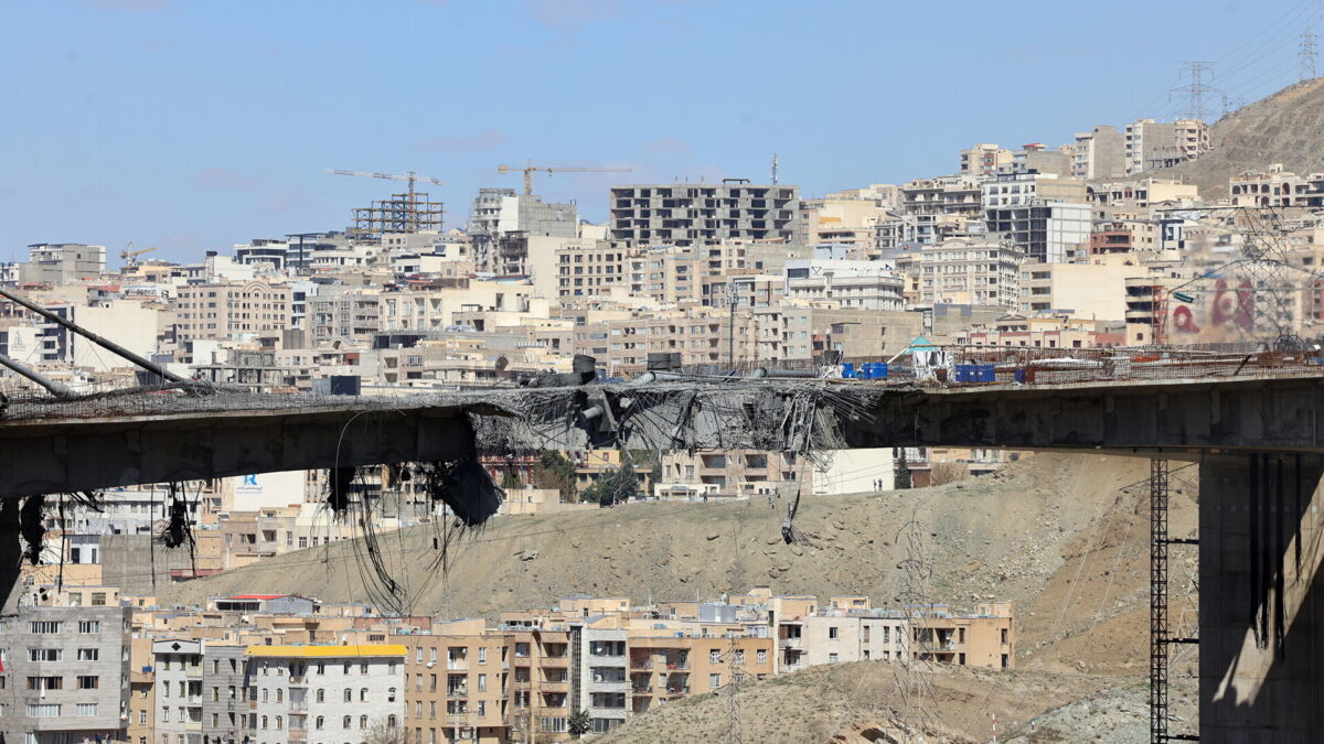 На северо-западе Ирана железнодорожный мост подвергся удару