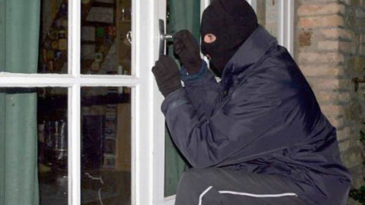 В Сабунчи из дома украли 9 тысяч манатов