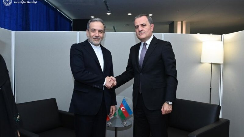 Состоялся телефонный разговор между Джейхуном Байрамовым и Аббасом Арагчи