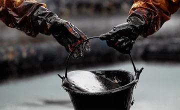 Нефть на мировых рынках подешевела более чем на 1 доллар