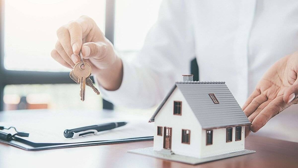 Объем кредитов, выданных компаниям по недвижимости, резко сократился