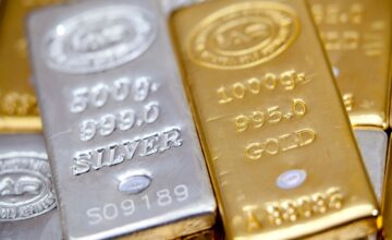 Цена на золото на товарных рынках приближается к 4800 долларам