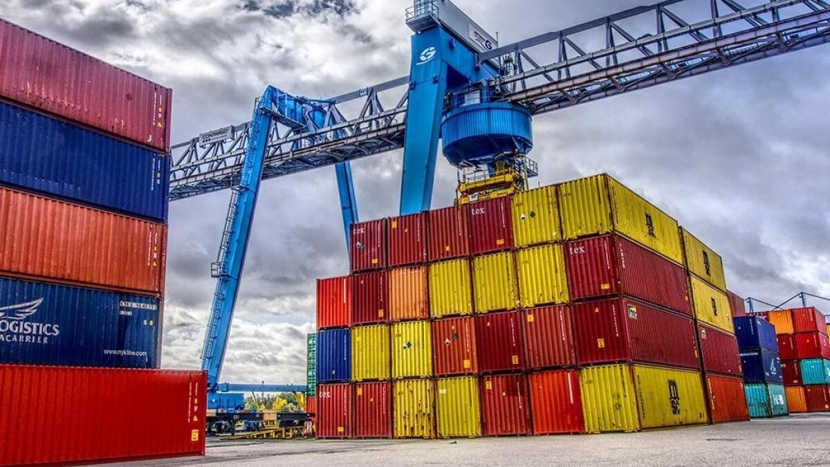 Азербайджан начал импорт продукции из Армении