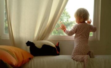 В Баку трехлетний ребенок погиб, выпав с 4-го этажа