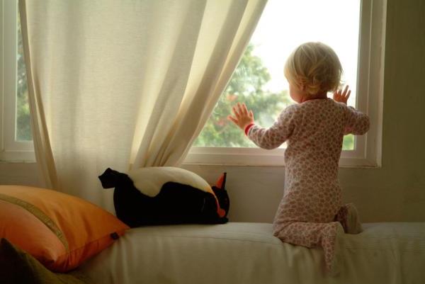 В Баку трехлетний ребенок погиб, выпав с 4-го этажа