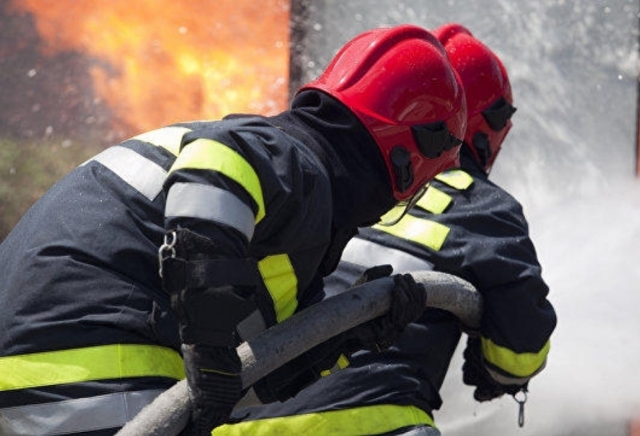 В Баку произошел пожар в жилом доме