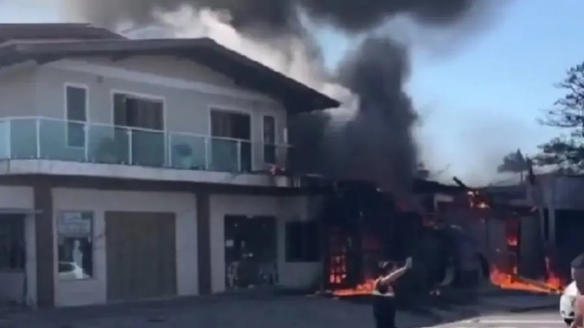 В Бразилии самолет упал на ресторан