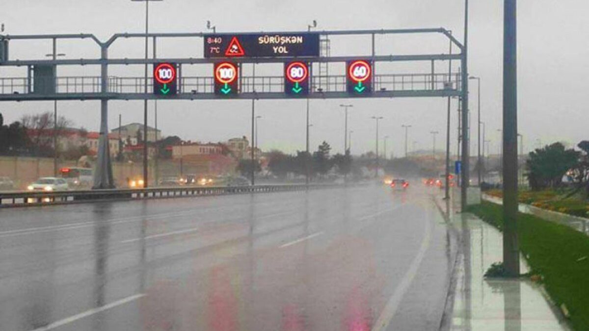 На дороге Зыхский круг — Аэропорт снижен скоростной режим