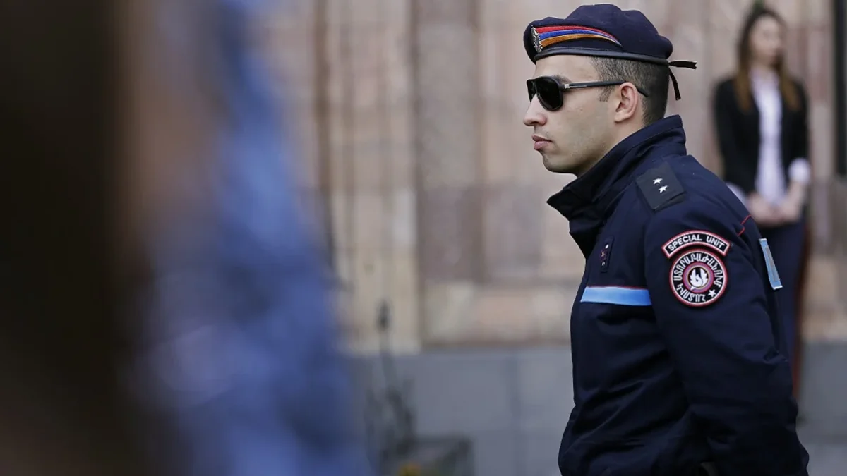 В Армении возле Министерства экономики произошла перестрелка, один человек ранен