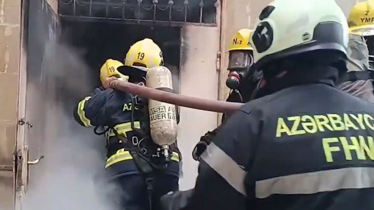 В общежитии школы-интерната в Баку произошел пожар – ВИДЕО