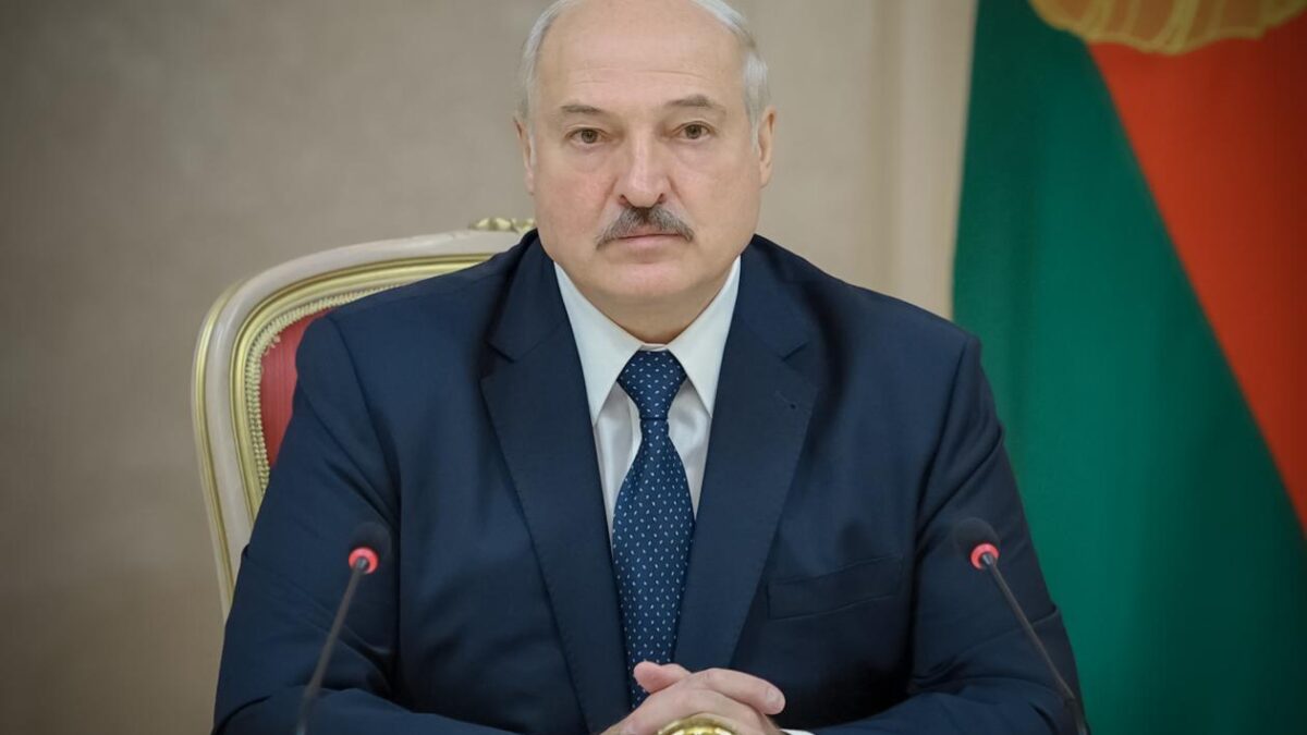 Лукашенко: Беларусь никому не угрожает, но готова ответить
