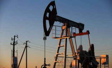 Нефть на мировом рынке подешевела почти на 2 доллара