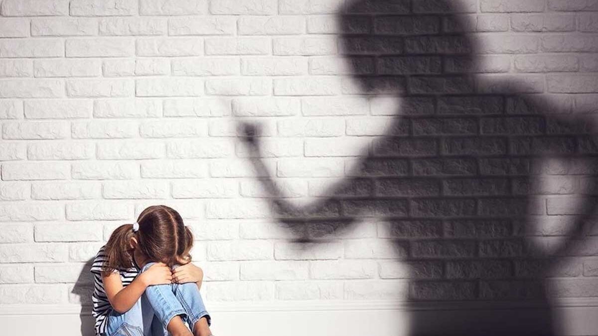 Родители и учителя, применяющие физическое насилие к детям в целях воспитания, будут оштрафованы на сумму до 200 манатов