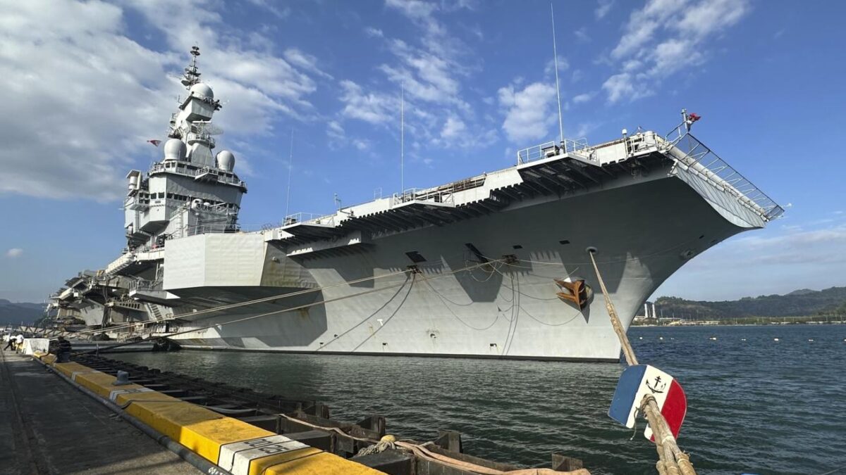 Французский авианосец «Charles de Gaulle» вошел в Красное море