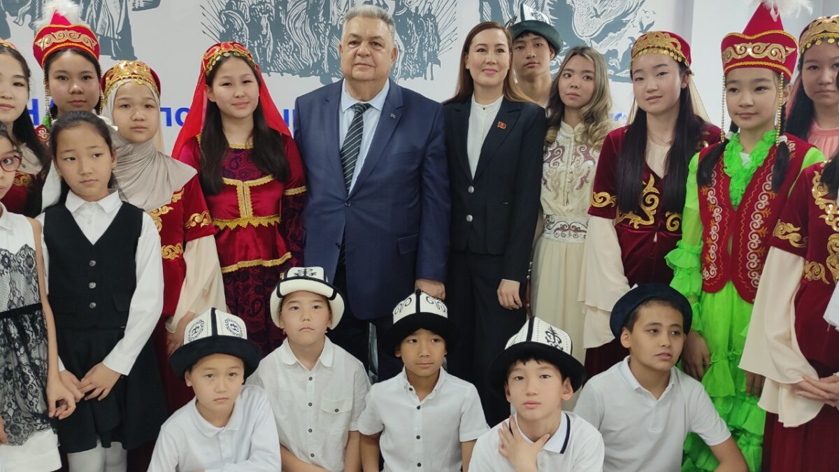 В Бишкеке состоялось мероприятие по случаю 103-й годовщины со дня рождения Общенационального лидера Гейдара Алиева