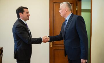 Хикмет Гаджиев обсудил в Баку двусторонние отношения с польским официальным лицом