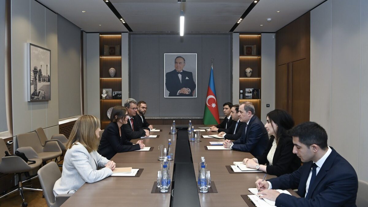 Глава МИД: Азербайджан привержен гуманитарным принципам на фоне военных операций в регионе