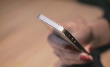 Франция готовится запретить мобильные телефоны в средних школах
