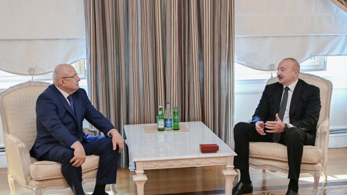 Президент вручил орден «Достлуг» известному общественно-политическому деятелю Дагестана Гурбану Гурбанову