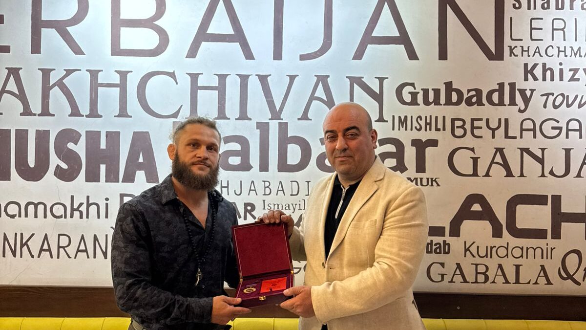 Наш известный соотечественник, боец UFC Рафаэль Физиев награжден орденом «Гордость Азербайджана»
