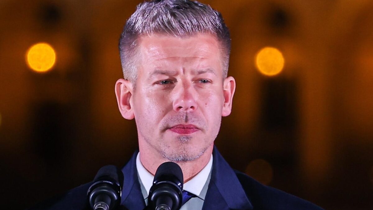 Петер Мадьяр заявил, что Венгрия не будет отправлять оружие в Украину