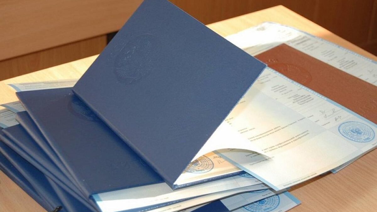 В университетах дипломы с этого года будут выдаваться в электронном виде