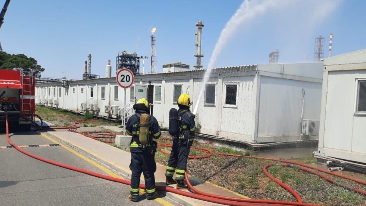 Государственная служба провела пожарно-тактические учения на нефтеперерабатывающем заводе – ВИДЕО