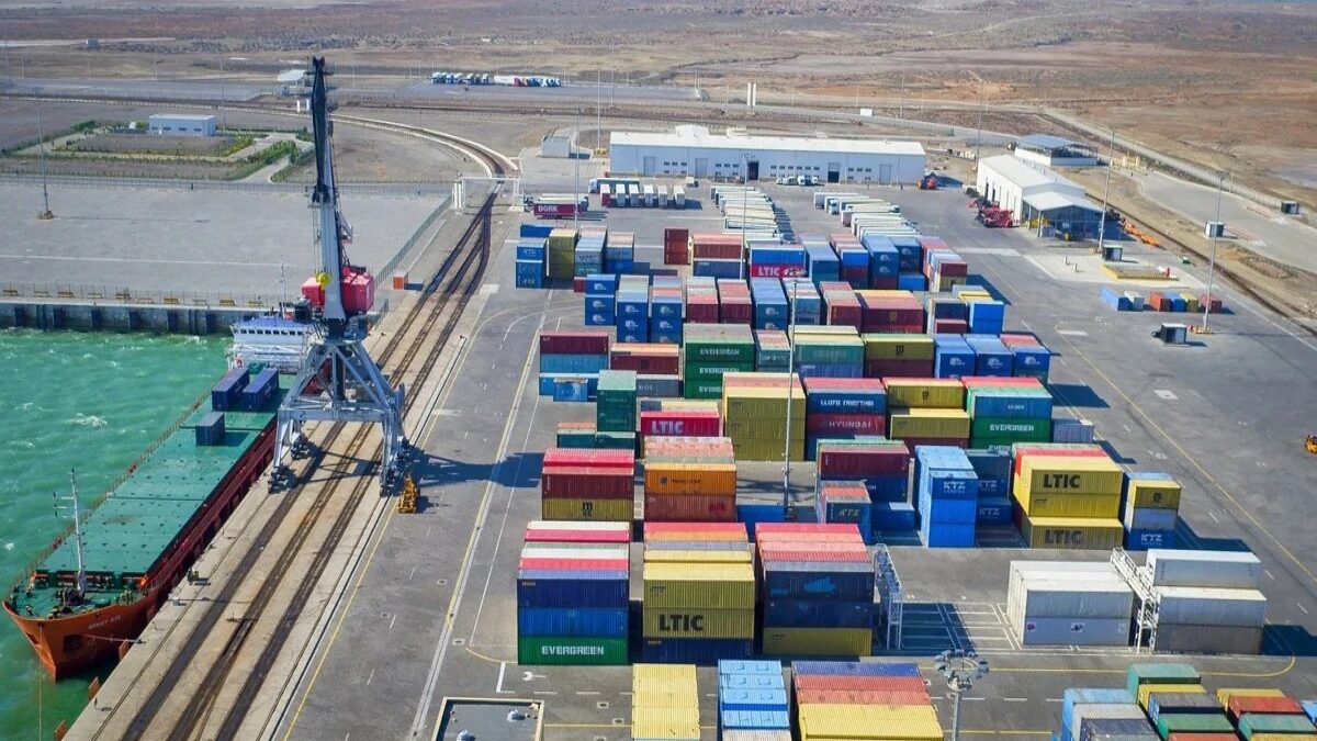 В прошлом месяце в Бакинском порту было перевалено более 812 тысяч тонн грузов