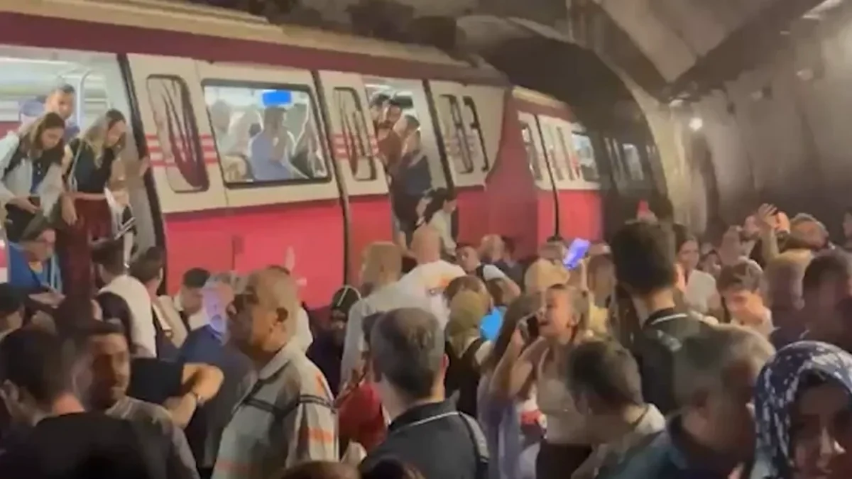В Стамбуле сошел с рельсов поезд метро, следовавший в аэропорт имени Сабихи Гёкчен