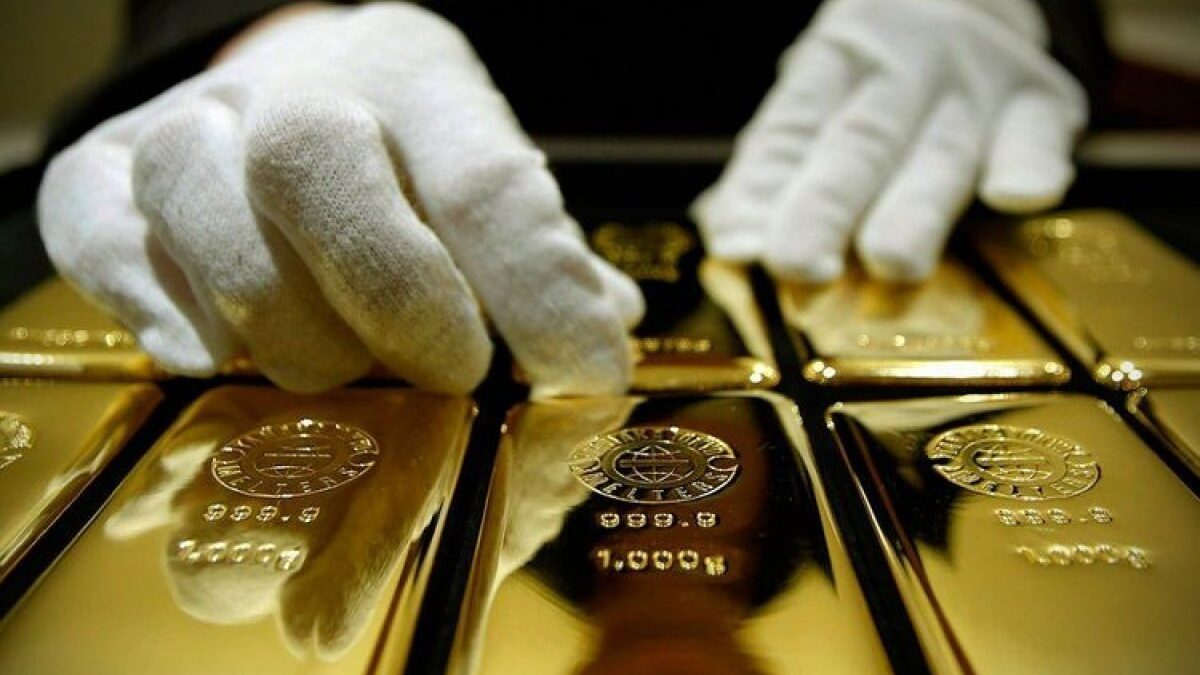 Золото на товарных рынках торгуется ниже 4400 долларов