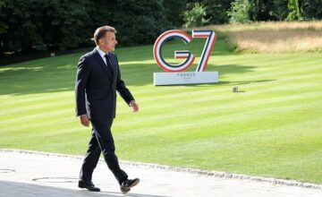 Макрон поприветствовал участников G7 российской песней