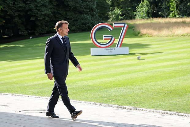 Макрон поприветствовал участников G7 российской песней