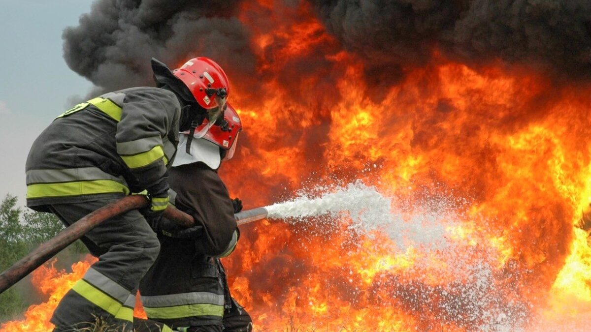 В поселке Забрат начался пожар на участке с отходами
