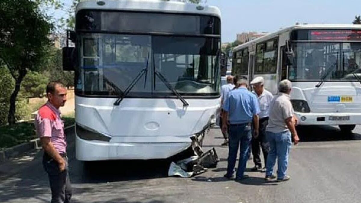 В Баку столкнулись два автобуса, 22 человека получили травмы