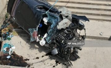 В Гаджигабуле автомобиль упал с моста, 2 человека пострадали – ФОТО